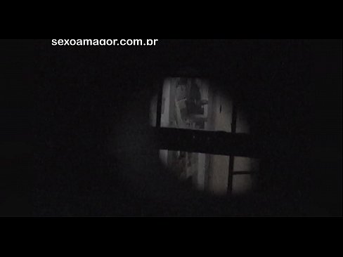 ❤️ يتم تصوير بلوندي سرا بالفيديو من قبل متلصص في الحي مختبئًا خلف الطوب المجوف ️❌